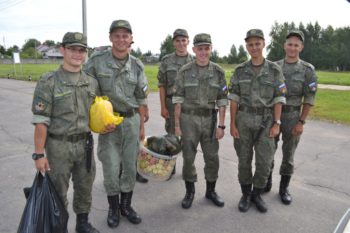 Акция в Дубровках «Яблоки для солдат»
