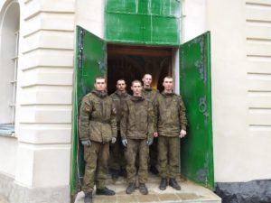 Помощь военнослужащих в уборке храма