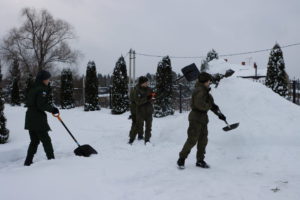 Военнослужащие зенитно-ракетных войск в Свято-Духовском храме деревни Дубровки