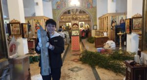 Помощь иностранных студентов в украшении храма к Рождеству Христову