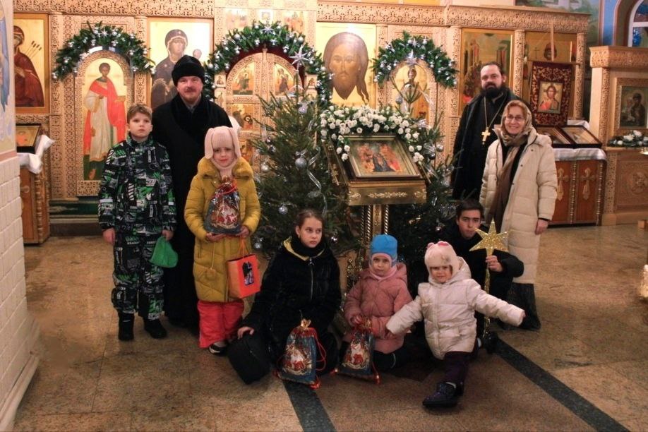 В Центре Культурного развития «Подосинковский» состоялся концерт, в котором выступила семья протоиерея Александра Мошняги, 19.01.2024г.